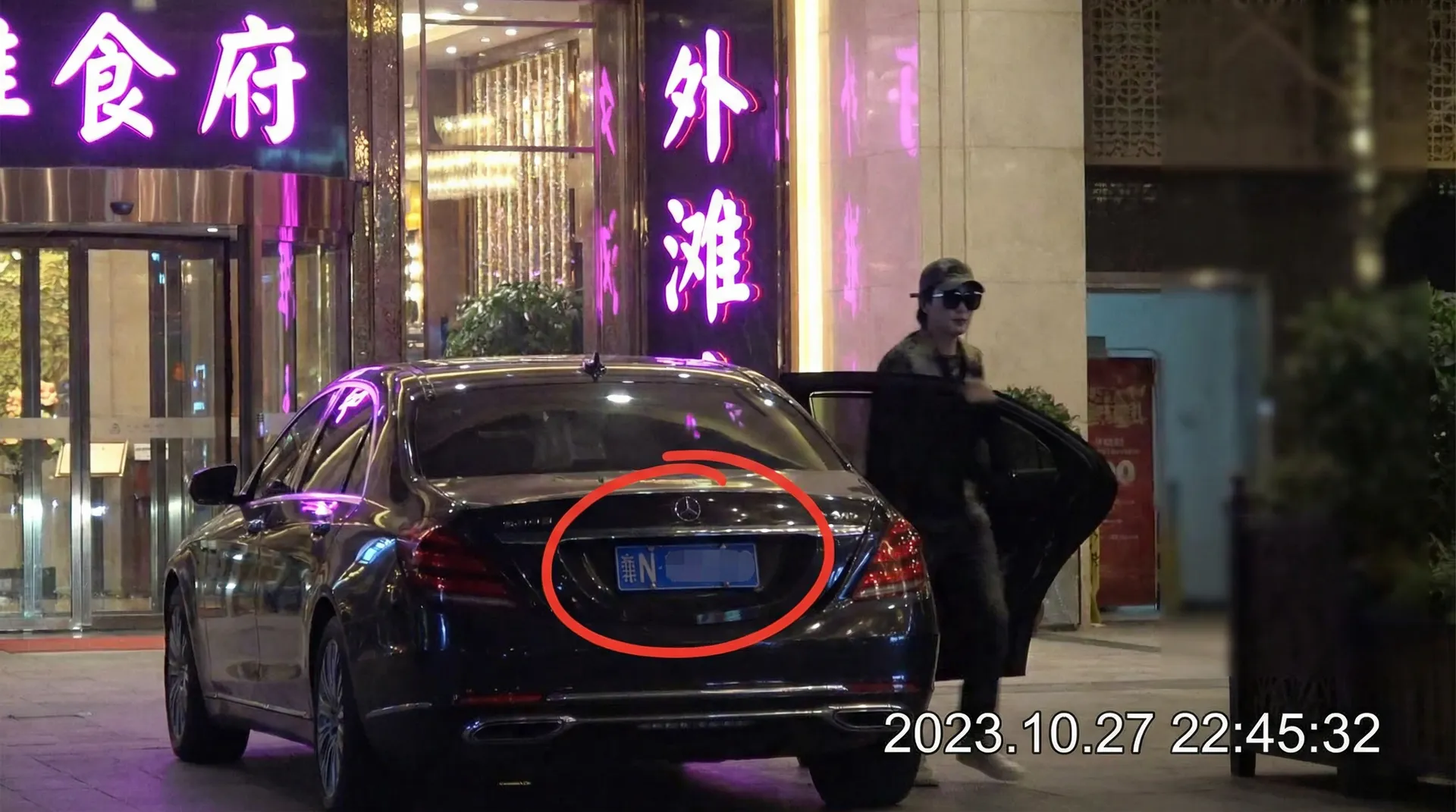 51暗网-51暗网官方入口-暗网聚集地|暗网最新资讯 - 豪车餐厅外偷拍